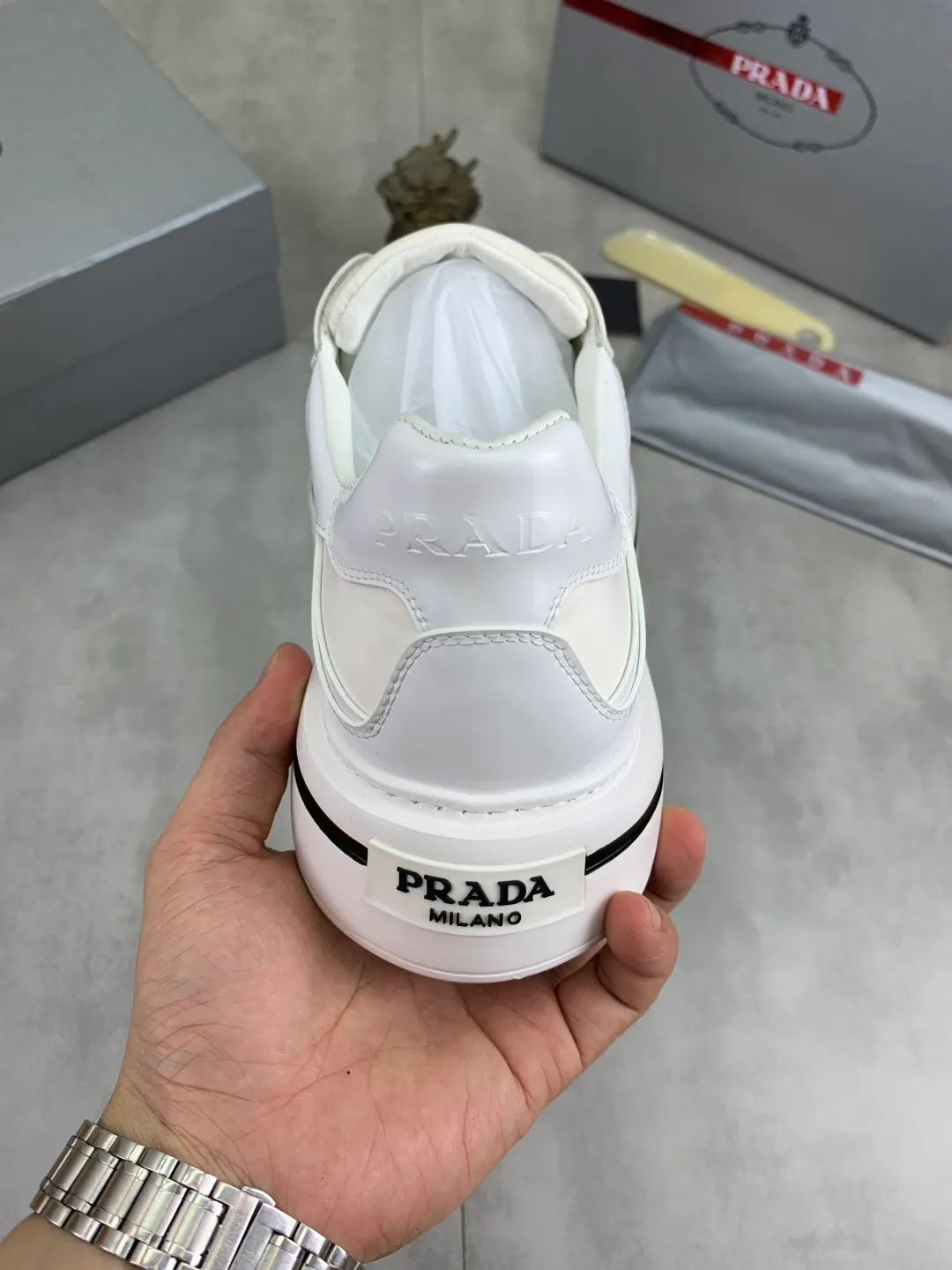 Men's shoes 💰P560💰 [New model] High version official website popular model is on the market, 🆘 Trendy brand (Prada) mainly promotes popular model, avant-garde and versatile fashionable men's shoes private version mold opening, cowhide surface splicing 1:1.. Stylish and simple, original imported cowhide lining cowhide feet; the atmosphere and personality are more fashionable, eye-catching and pursuing class. It will subvert the old idea and be a must-have for fashion trendsetters with you! Must keep it for yourself! Tall and comfortable, large and low, high-end quality workmanship. Size: 38-45; multiple colors available.